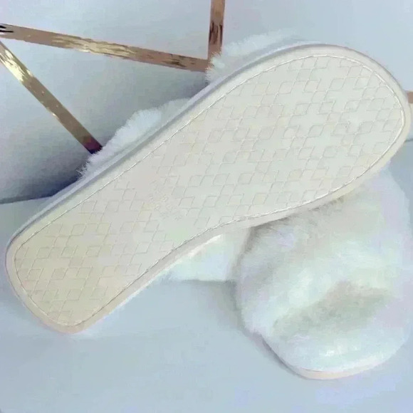 Fuzzy Slippers Women (SH22) - Picture 3 of 5